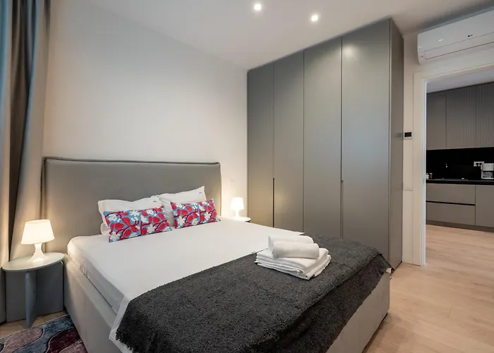 Roots Two - Tranquil Lakeview Escape With Balcony Βουκουρέστι