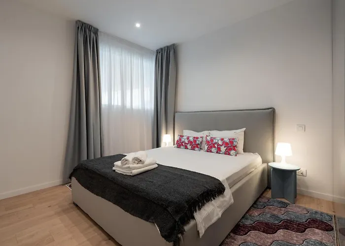 Roots Two - Tranquil Lakeview Escape With Balcony