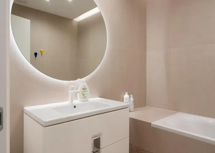 Διαμέρισμα Roots Two - Tranquil Lakeview Escape With Balcony