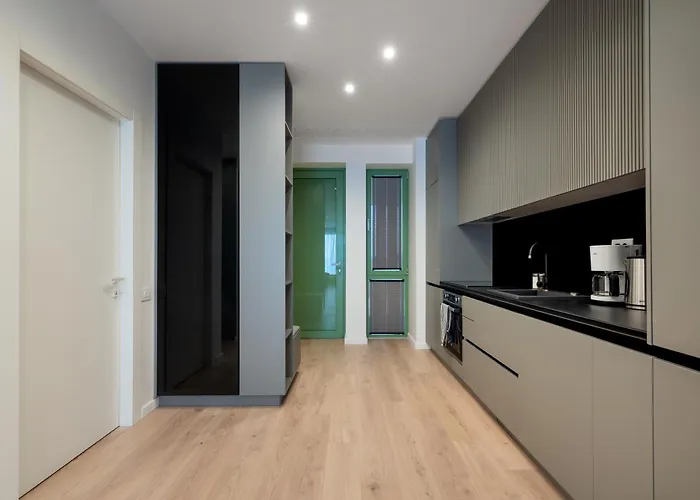 Roots Two - Tranquil Lakeview Escape With Balcony