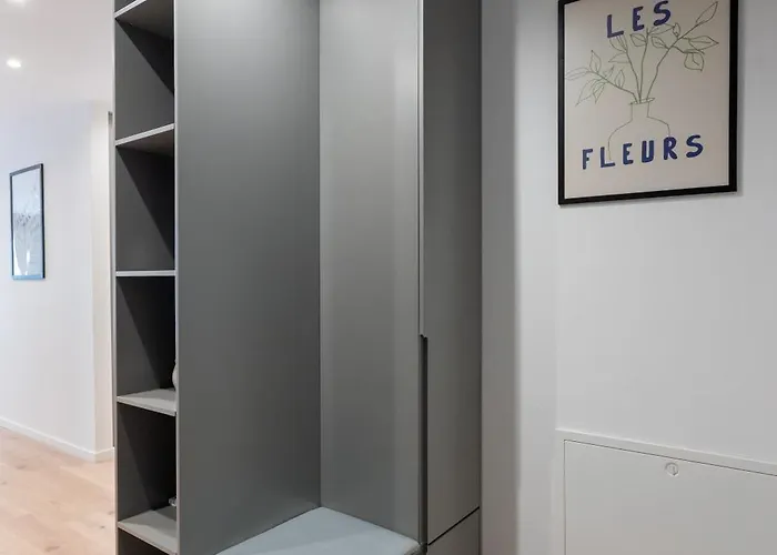 Roots Two - Tranquil Lakeview Escape With Balcony Βουκουρέστι