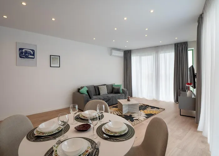 Roots Two - Tranquil Lakeview Escape With Balcony * Βουκουρέστι