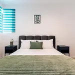Roots Two - Tranquil Lakeview Escape With Balcony Διαμέρισμα *