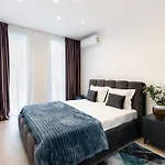 Roots Two - Tranquil Lakeview Escape With Balcony
