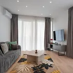Roots Two - Tranquil Lakeview Escape With Balcony *