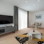 Roots Two - Tranquil Lakeview Escape With Balcony * Βουκουρέστι