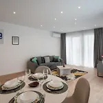 Roots Two - Tranquil Lakeview Escape With Balcony * Βουκουρέστι