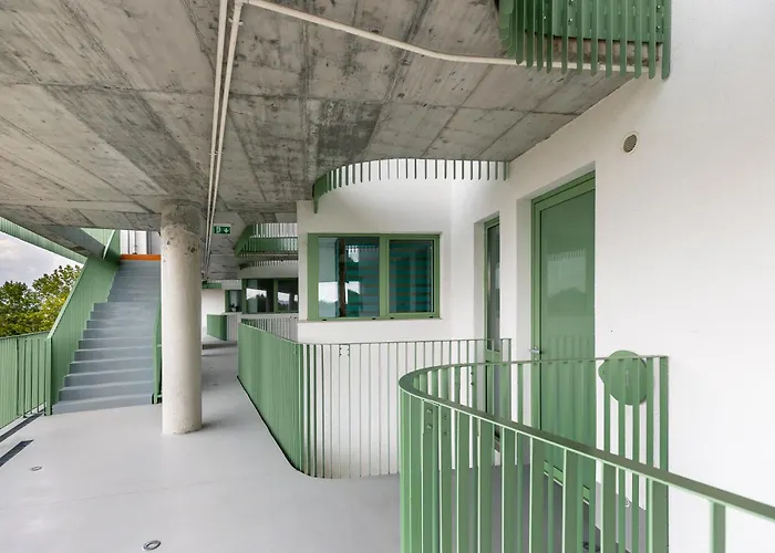 Roots Two - Tranquil Lakeview Escape With Balcony דירה *