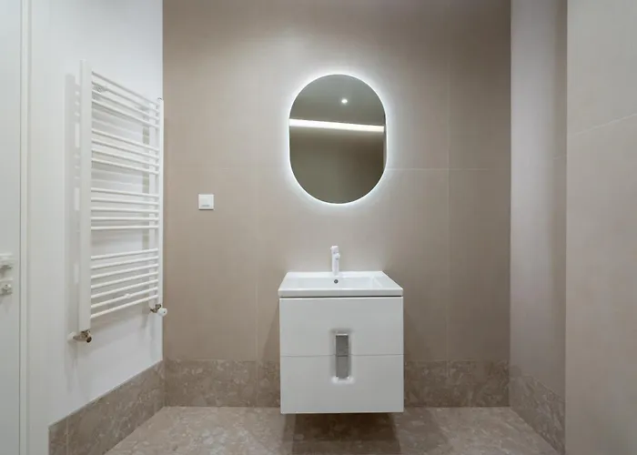 דירה Roots Two - Tranquil Lakeview Escape With Balcony *