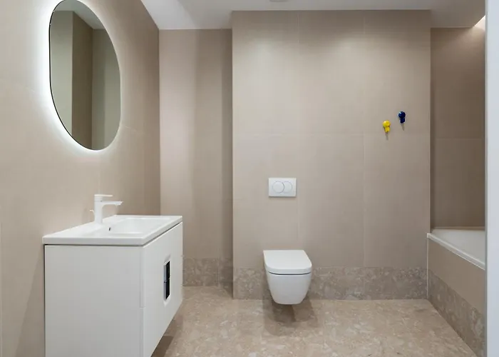 Roots Two - Tranquil Lakeview Escape With Balcony דירה