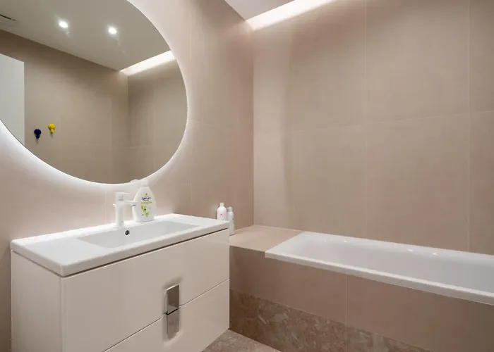 דירה Roots Two - Tranquil Lakeview Escape With Balcony *