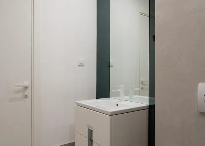 דירה Roots Two - Tranquil Lakeview Escape With Balcony