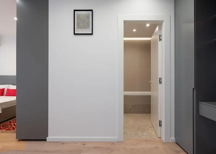 דירה Roots Two - Tranquil Lakeview Escape With Balcony *